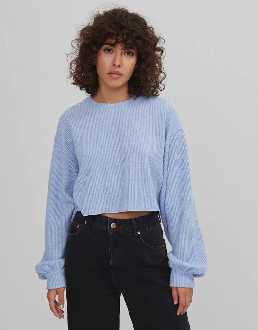 Bershka – Weiches, kurz geschnittenes Sweatshirt mit Rippenmuster in Hellbl günstig online kaufen