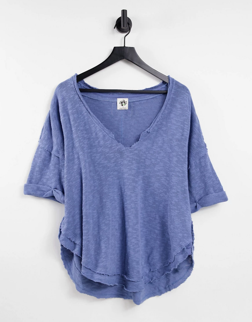 Free People – North Star – T-Shirt in Blau mit V-Ausschnitt günstig online kaufen