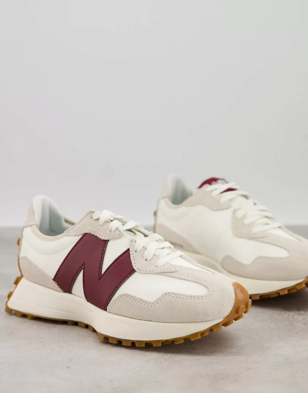 New Balance – 327 – Sneaker in gebrochenem Weiß und Burgunderrot günstig online kaufen