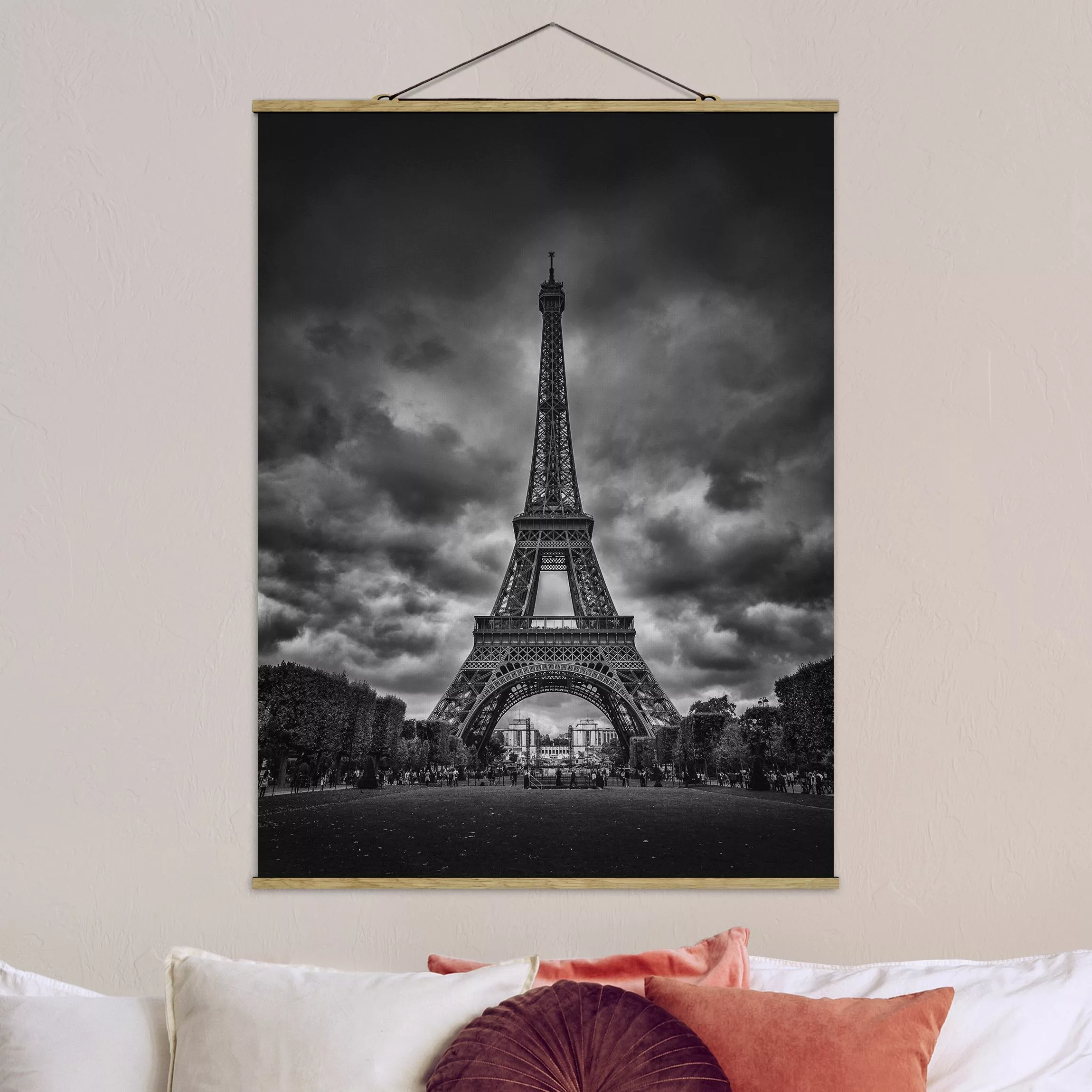 Stoffbild Architektur mit Posterleisten - Hochformat Eiffelturm vor Wolken günstig online kaufen
