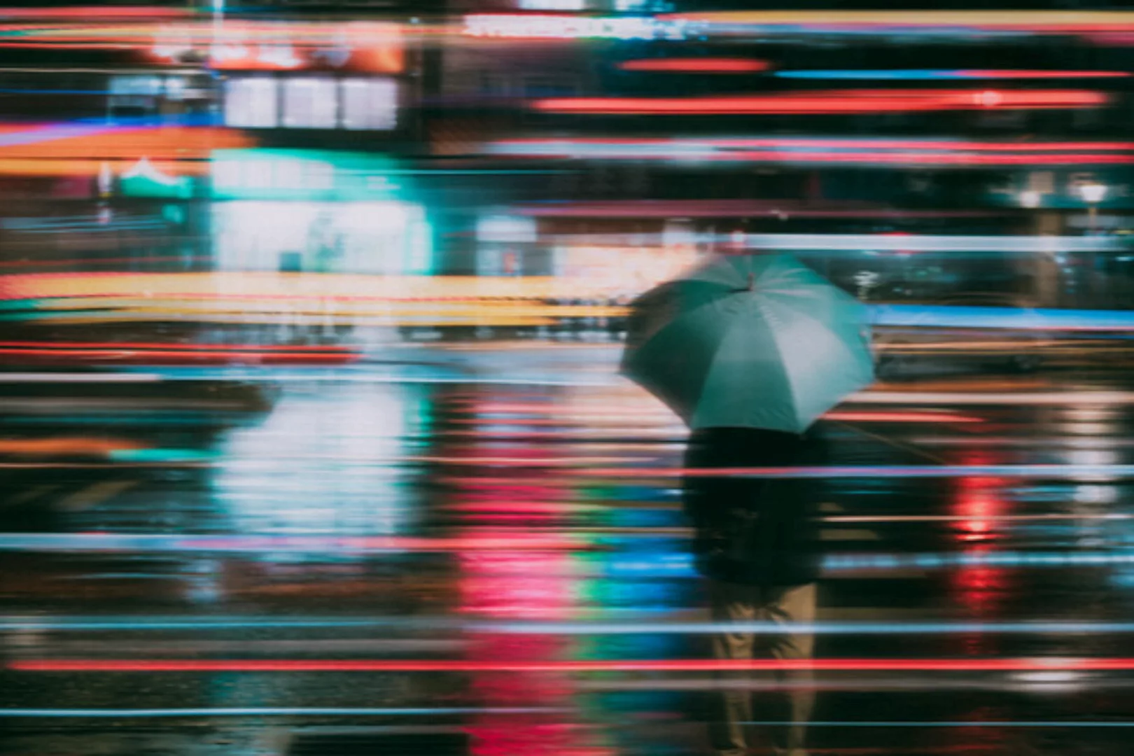 Poster / Leinwandbild - Rainy Day Pedestrian günstig online kaufen