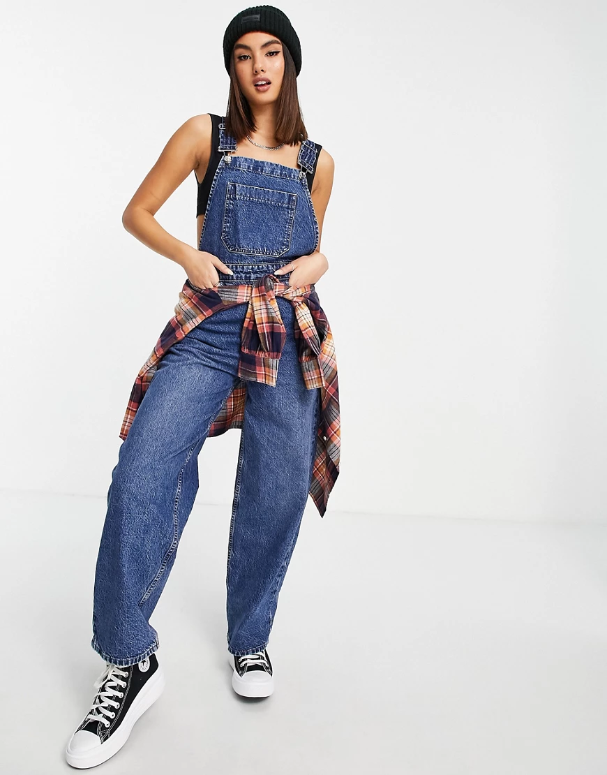 ASOS DESIGN – Jeans-Latzhose im Skater-Stil aus Bio-Baumwollmix in dunkler günstig online kaufen