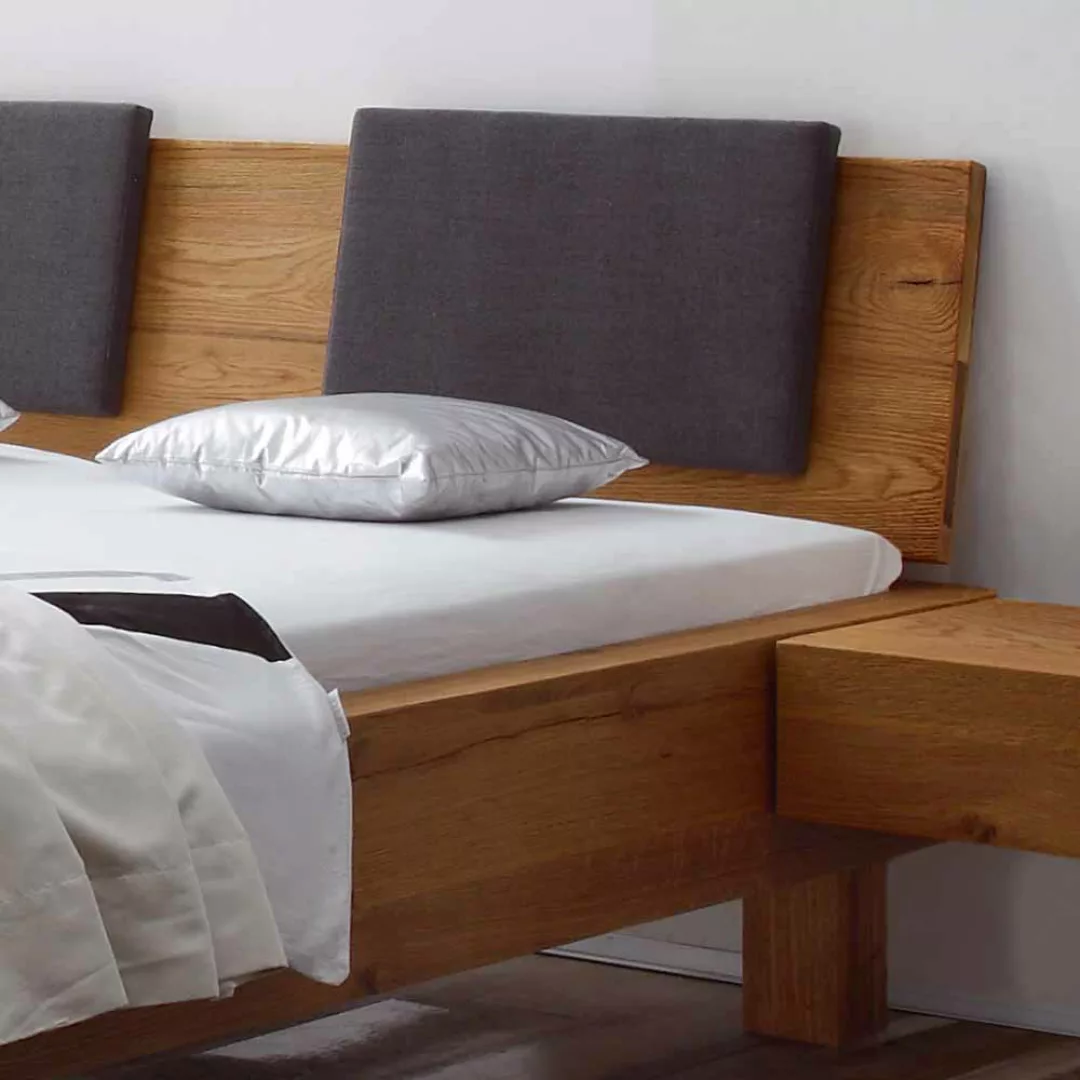 Holzbett aus Wildeiche Massivholz mit gepolstertem Kopfteil günstig online kaufen