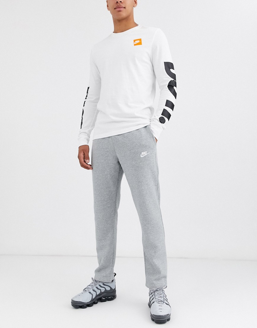 Nike – Club – Garade geschnittene Jogginghose in Grau günstig online kaufen