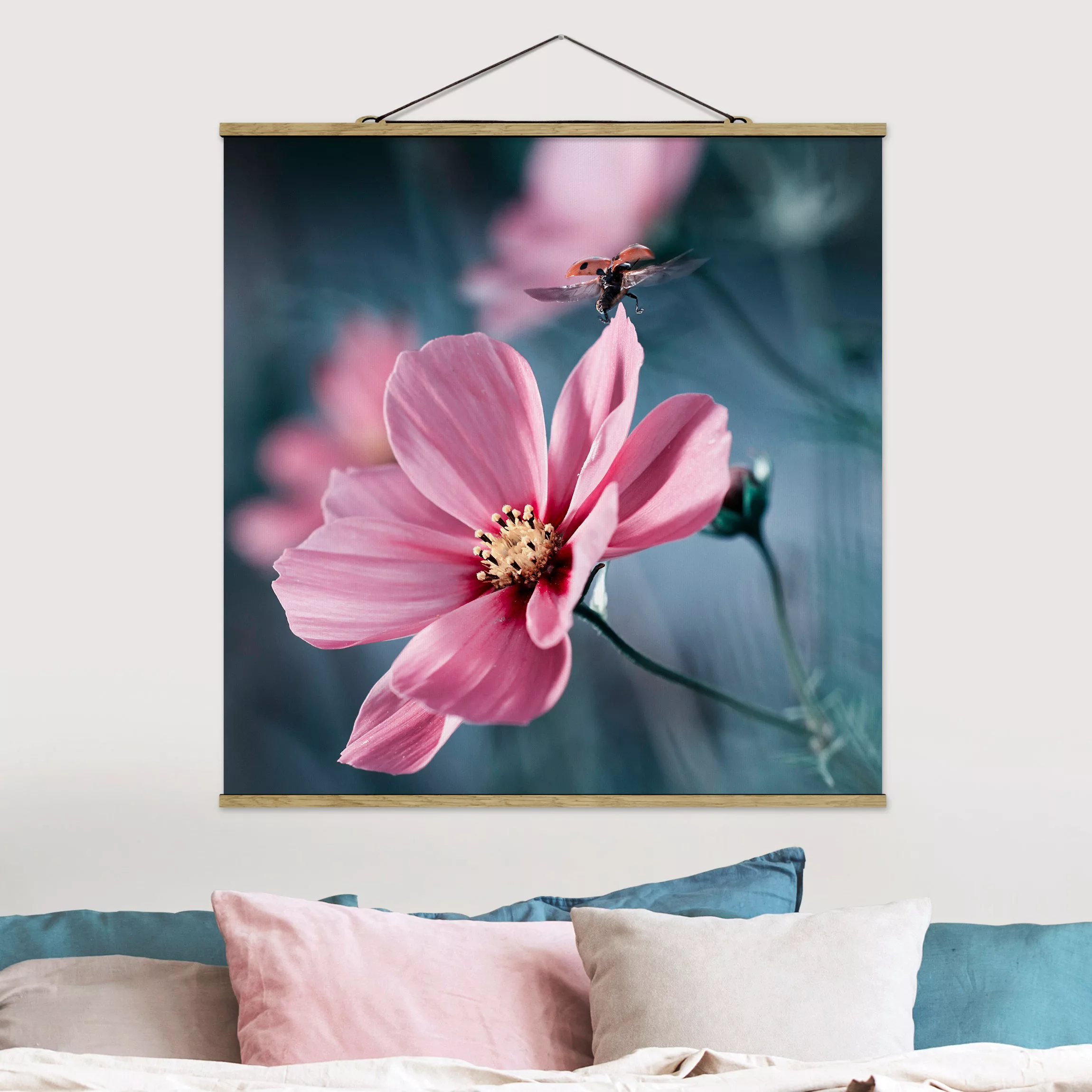 Stoffbild Blumen mit Posterleisten - Quadrat Marienkäfer beim Start günstig online kaufen