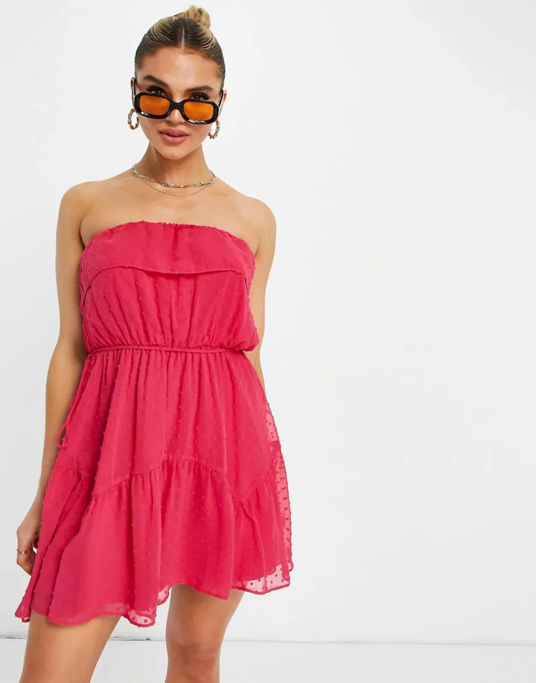 ASOS DESIGN – Trägerloses, kurzes Skater-Kleid in Pink mit genoppter Strukt günstig online kaufen