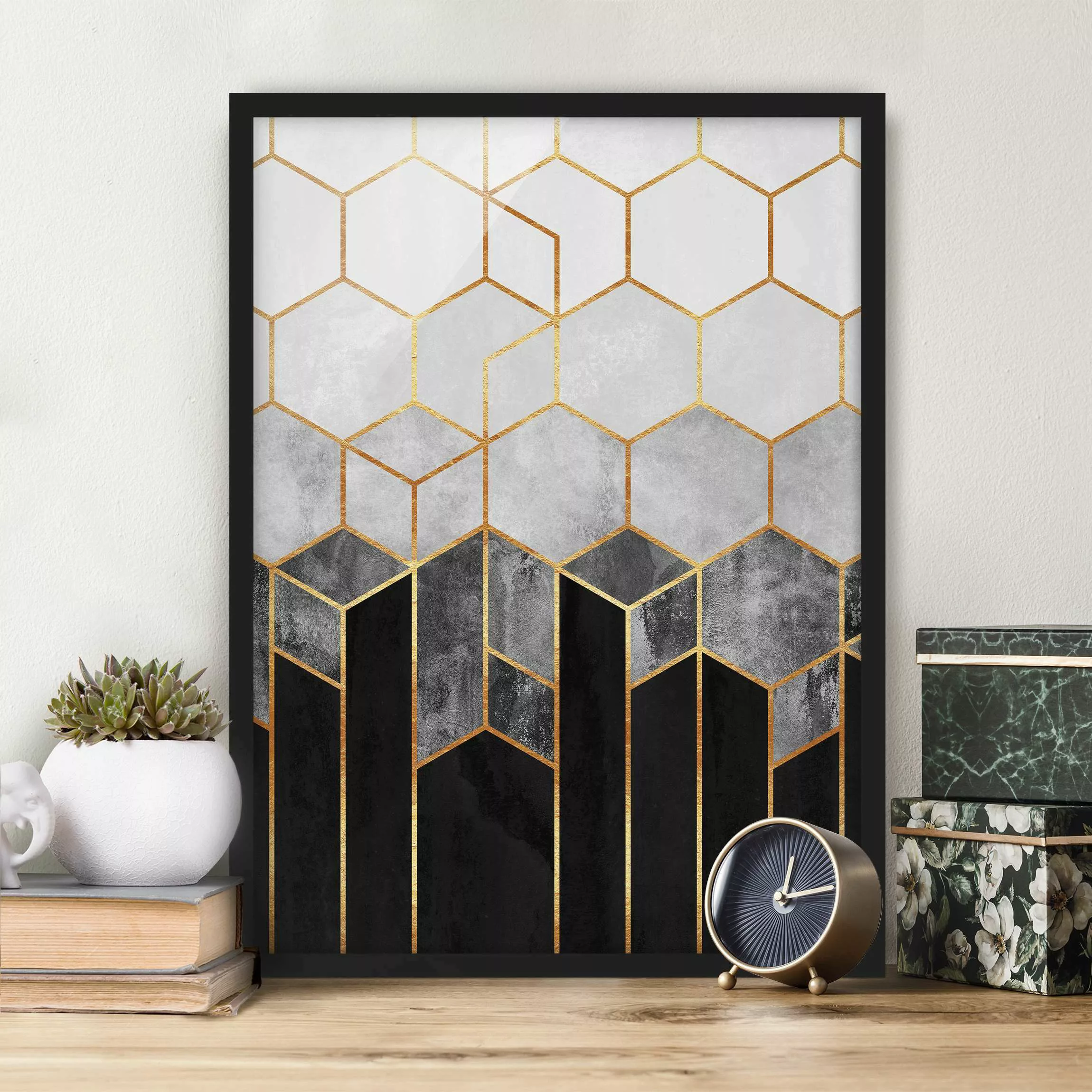 Bild mit Rahmen Abstrakt - Hochformat Goldene Sechsecke Schwarz Weiß günstig online kaufen