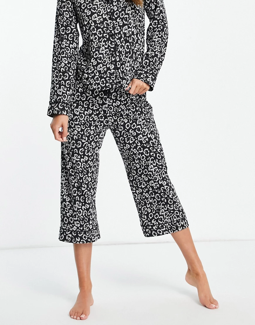 Miss Selfridge – Pyjama-Set mit Hemd und Hose mit Animal-Print-Schwarz günstig online kaufen