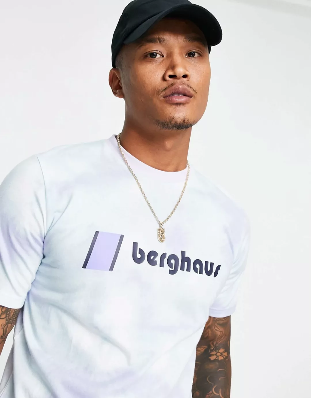 Berghaus – T-Shirt mit Heritage-Logo vorne und Batikmuster in Lila günstig online kaufen