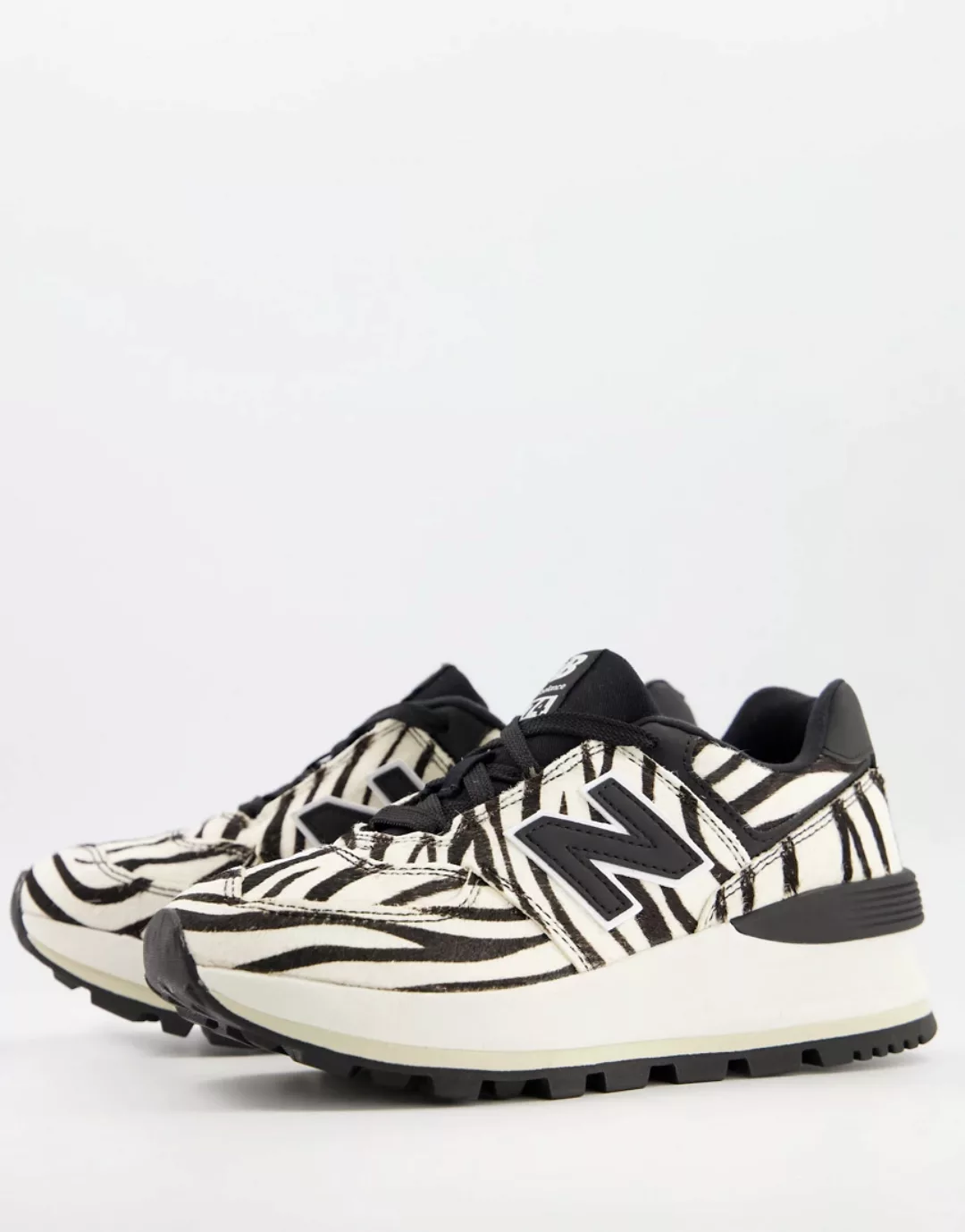 New Balance 574 – Sneaker mit Zebramuster und Keilabsatz-Weiß günstig online kaufen