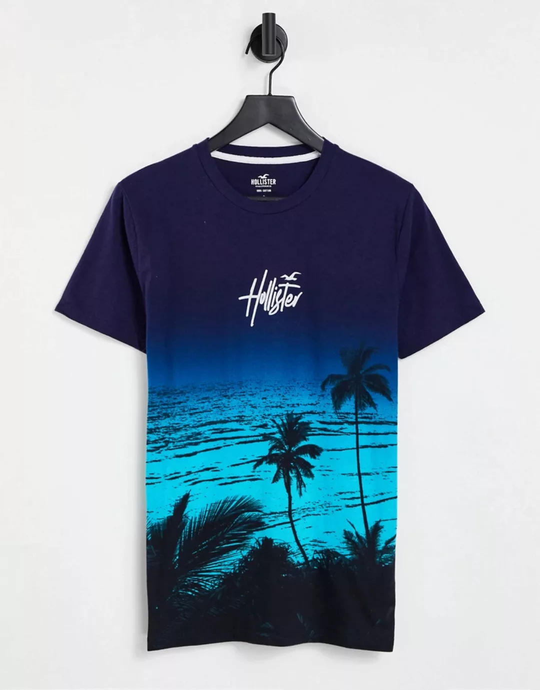 Hollister – Sommerliches T-Shirt in Blau mit Farbverlauf, mittigem Logo und günstig online kaufen