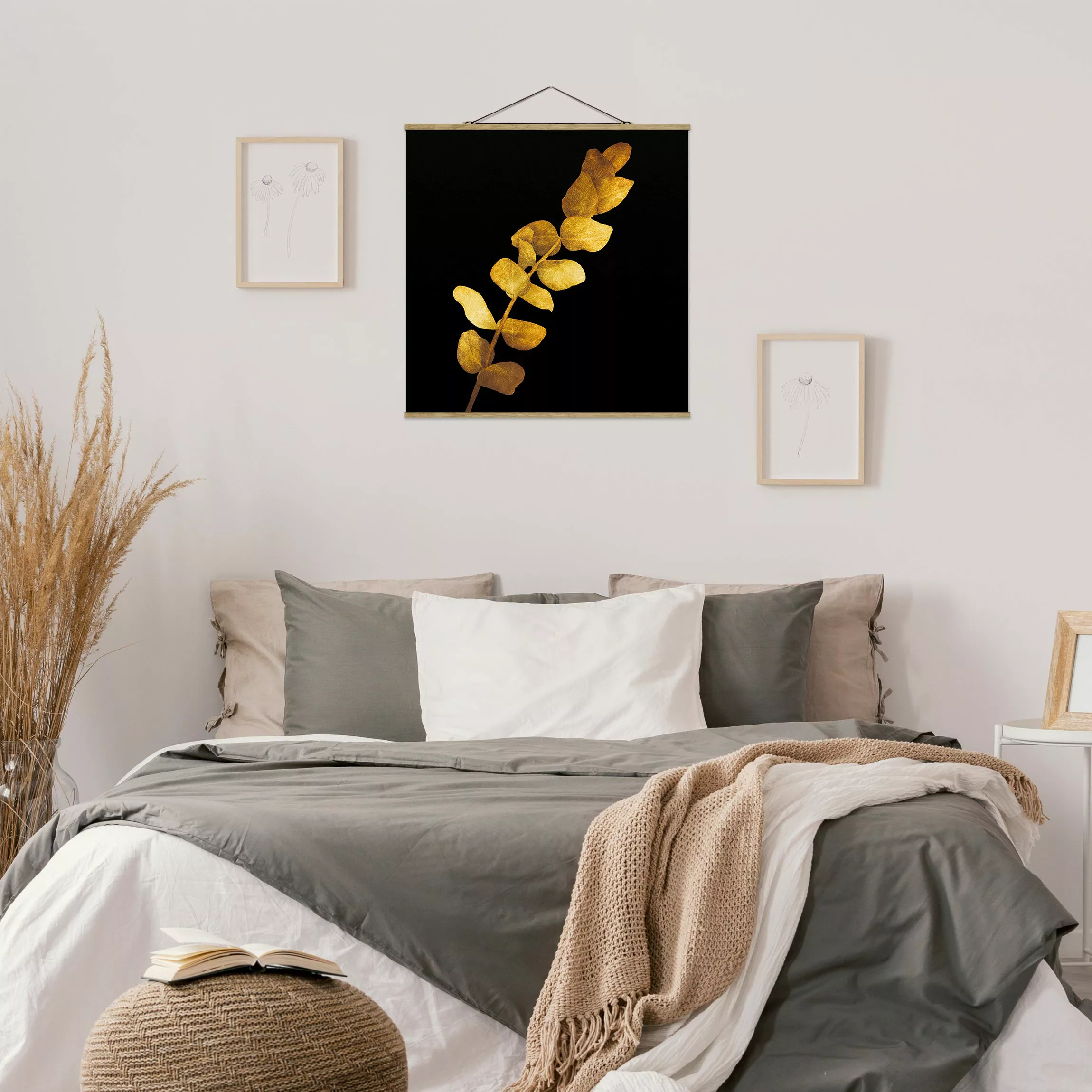 Stoffbild Blumen mit Posterleisten - Quadrat Gold - Eukalyptus auf Schwarz günstig online kaufen