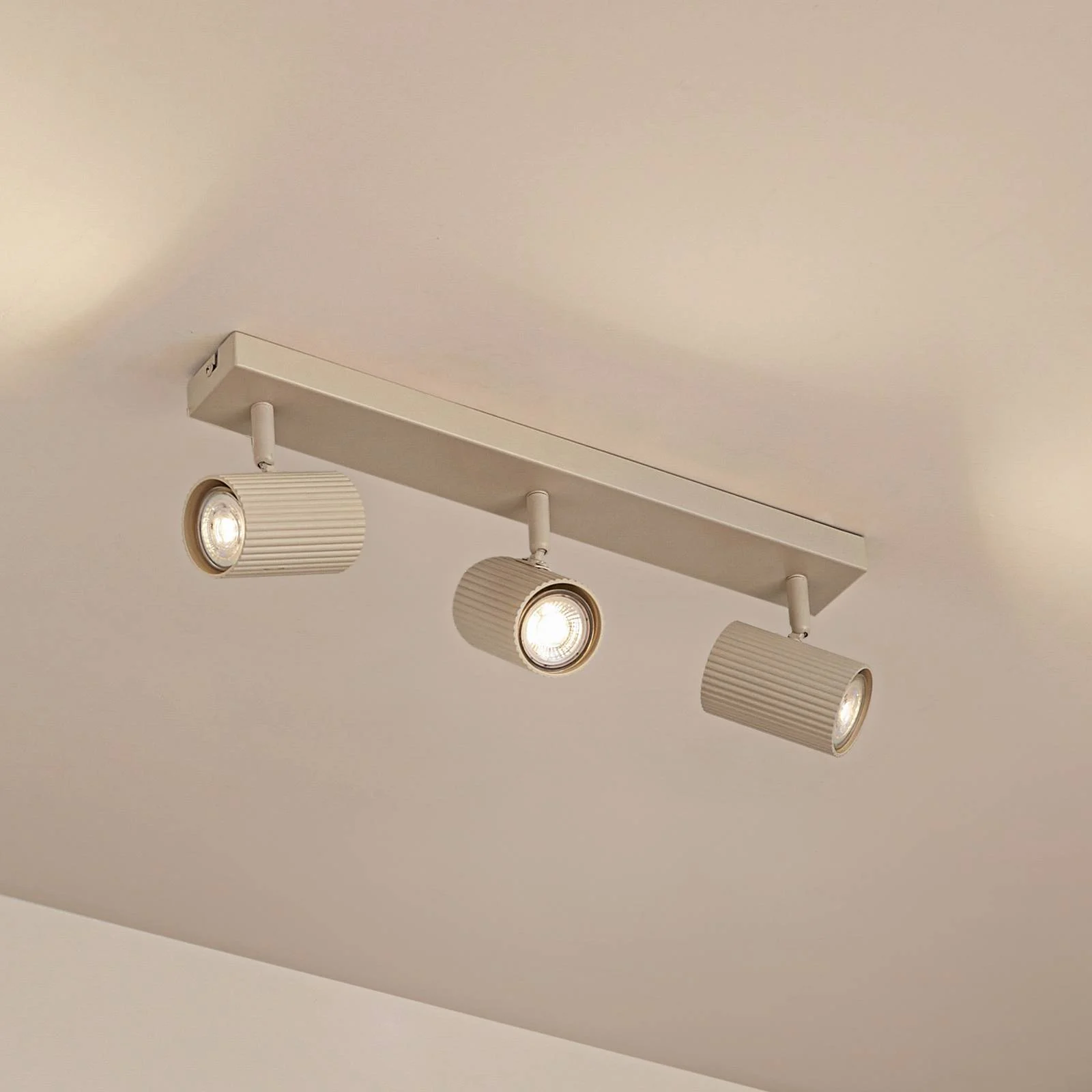 Lindby Deckenspots Kardis, beige, 3-flg., Metall, GU10 günstig online kaufen