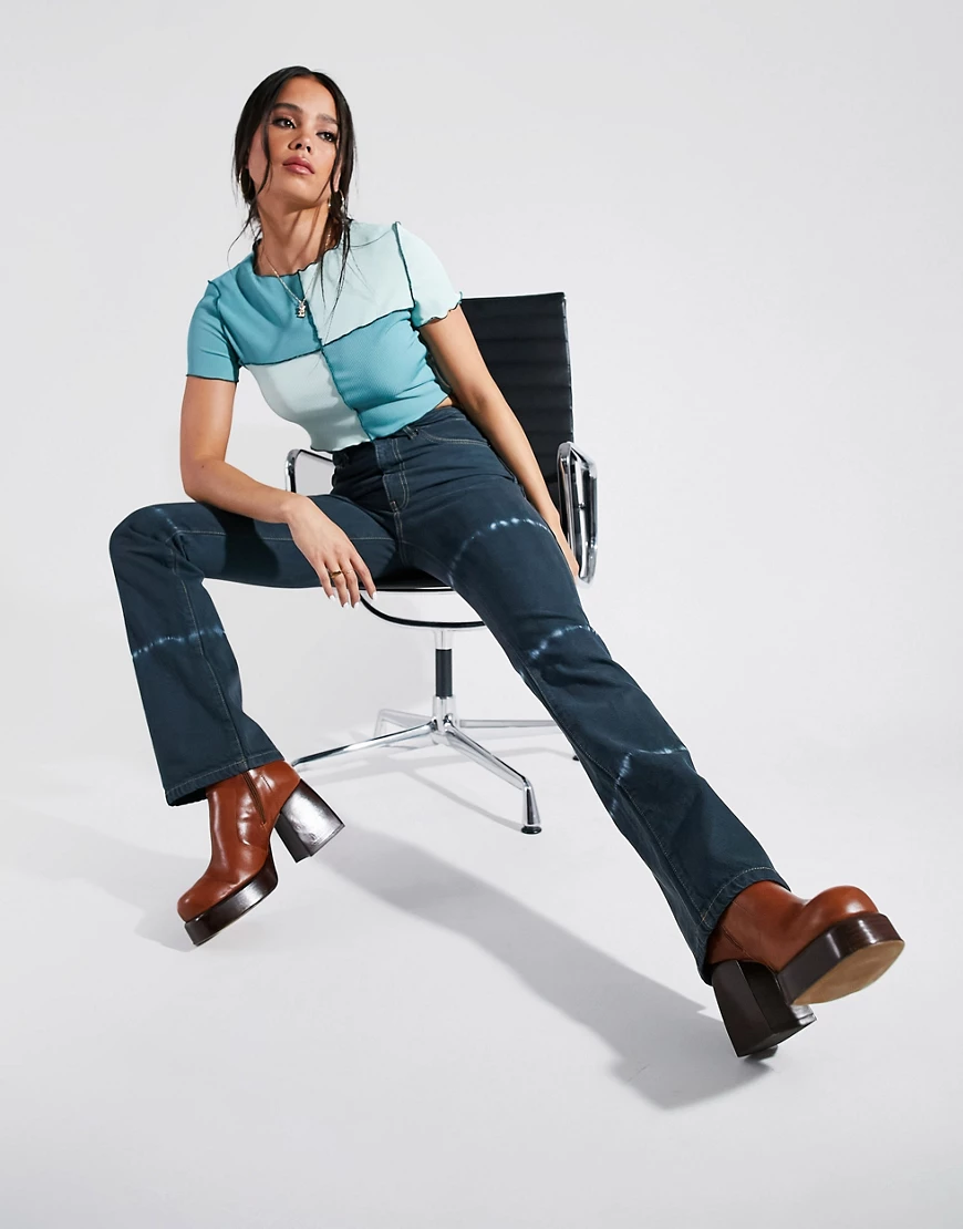 ASOS DESIGN – Jeans aus Bio-Baumwollmix in Petrol mit besonders ausgestellt günstig online kaufen