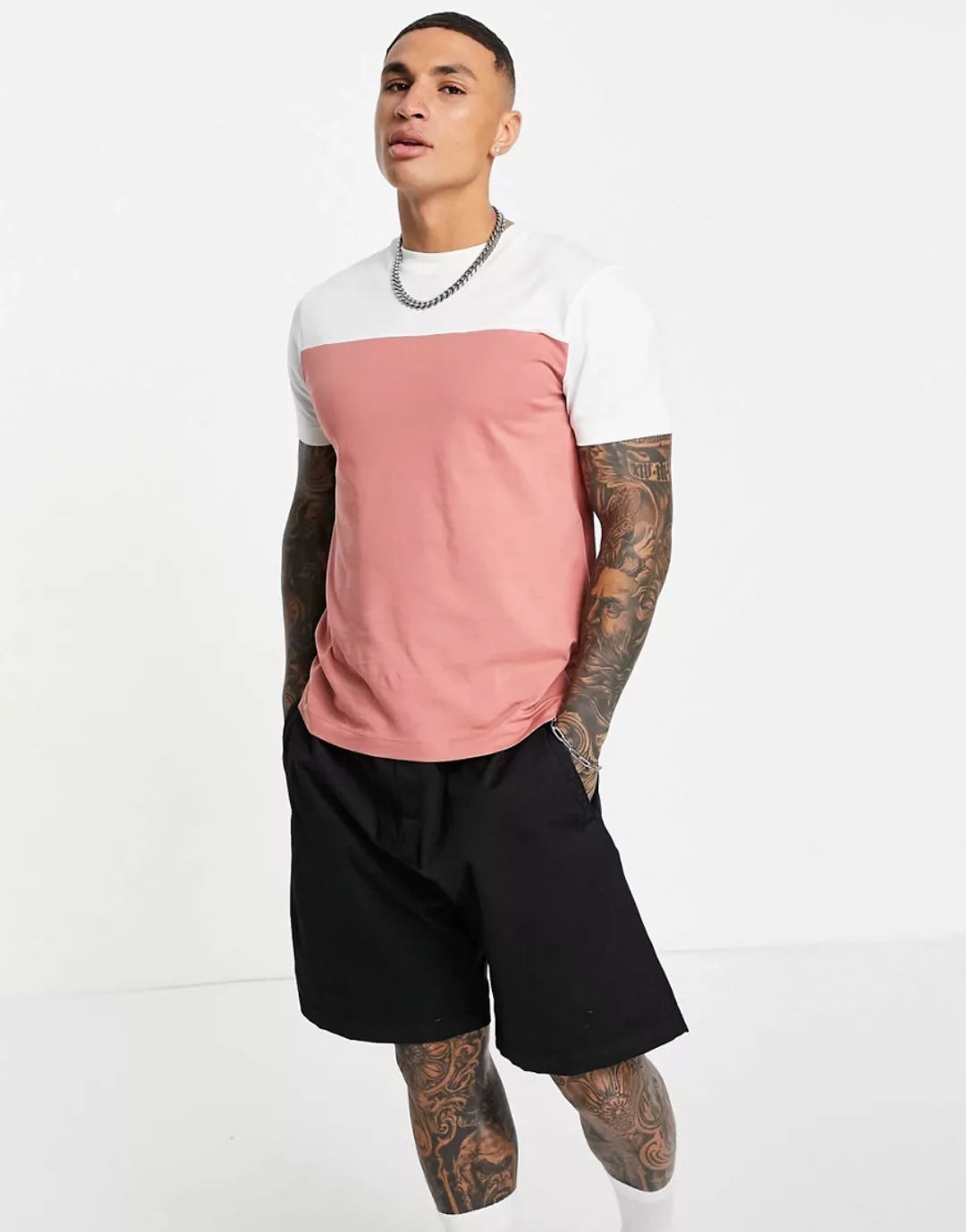 ASOS DESIGN – T-Shirt mit Farbblockdesign in gebrochenem Weiß & Rot-Mehrfar günstig online kaufen