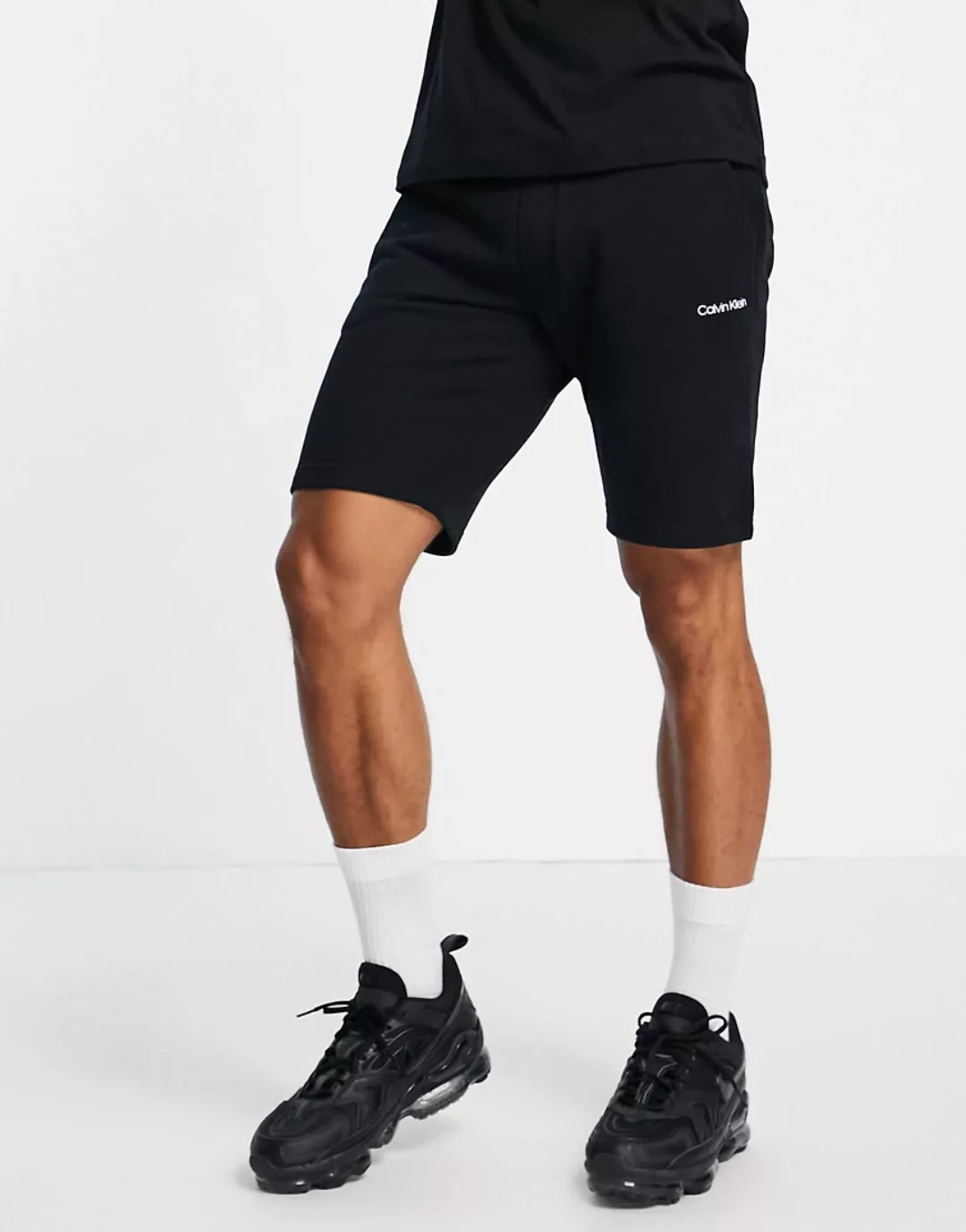 Calvin Klein – Sweatshorts in Schwarz mit kleiner Logostickerei günstig online kaufen