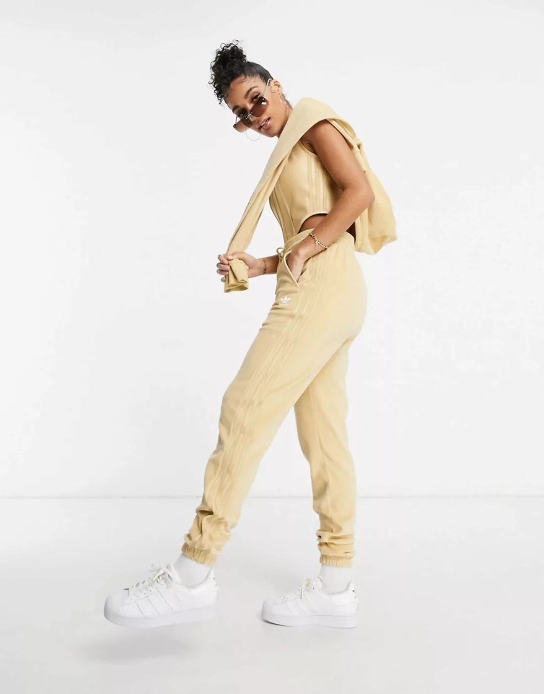 adidas Originals – Relaxed Risqué – Velours-Jogginghose in Beige-Neutral günstig online kaufen
