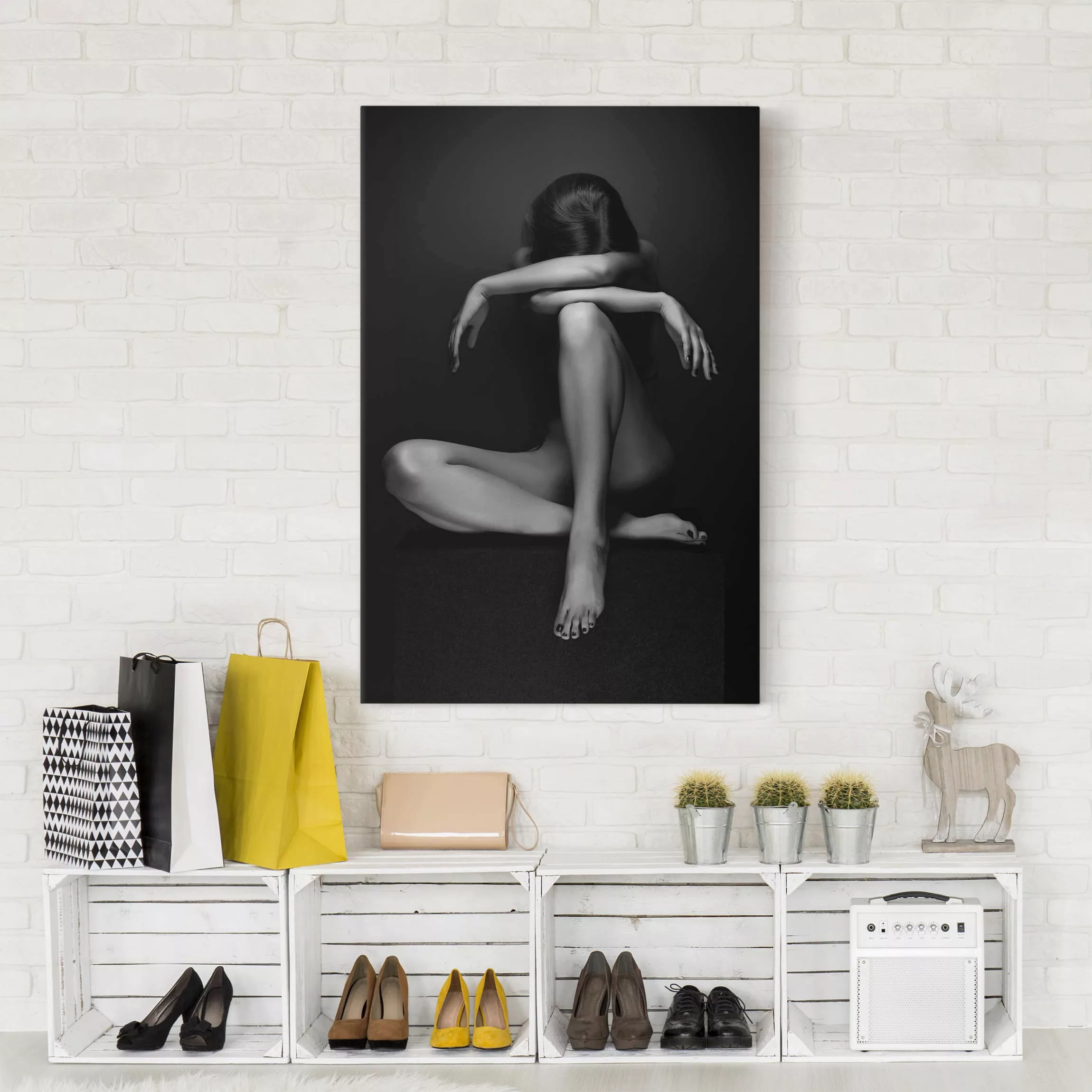 Leinwandbild Schwarz-Weiß - Hochformat Verzweifelte Frau günstig online kaufen