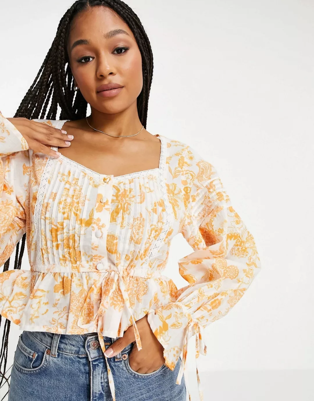 ASOS DESIGN – Durchgeknöpftes Oberteil mit plissierten Ärmeln und Paisleymu günstig online kaufen