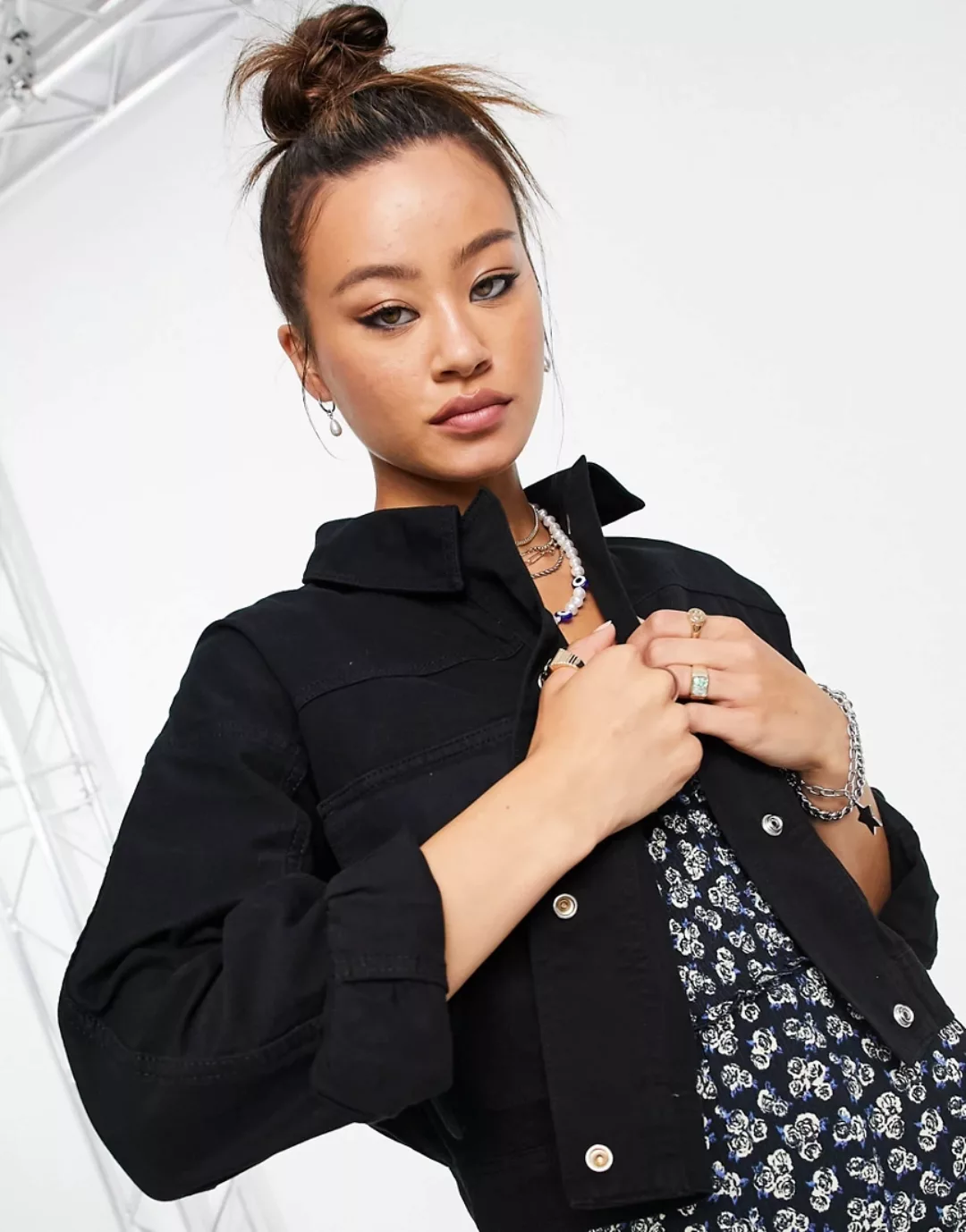 Topshop – Leichte Jacke in Schwarz mit kurzem Schnitt und Utility-Taschen günstig online kaufen