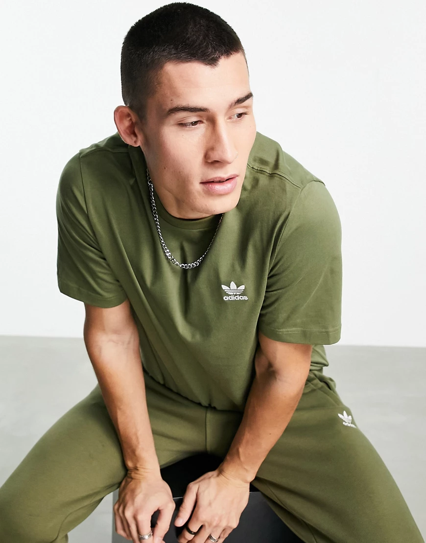 adidas Originals – Essentials – T-Shirt in Focus-Olivgrün günstig online kaufen