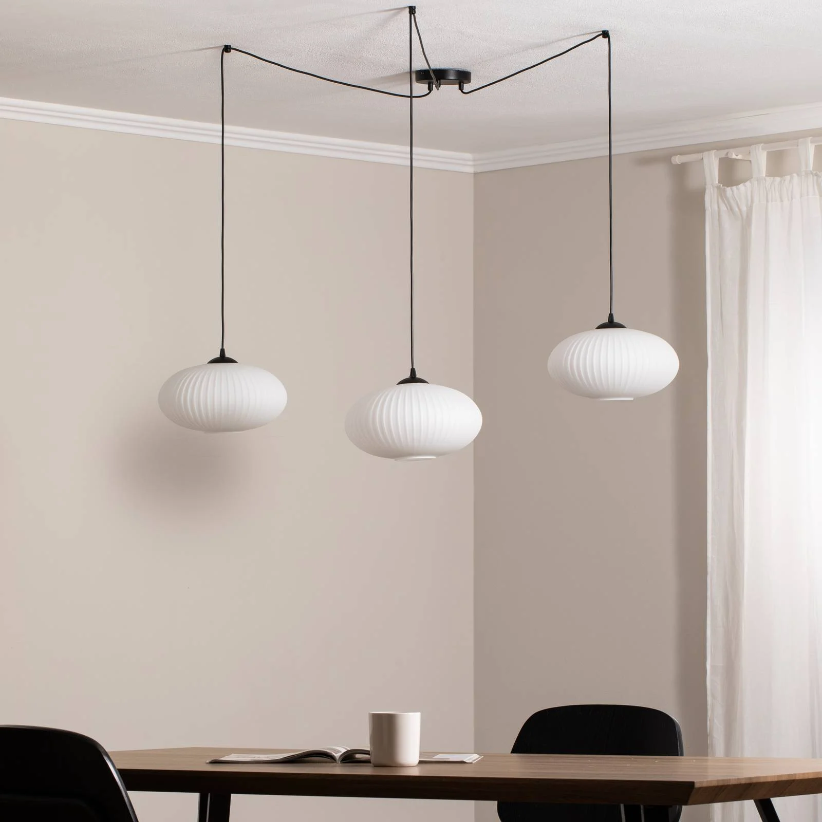Hängelampe Origo, opal/schwarz, dezentral, Glas, 3-flg. günstig online kaufen