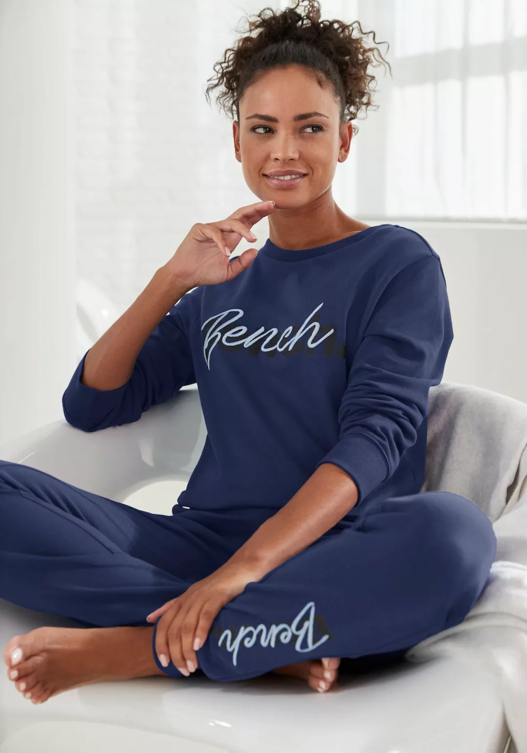 Bench. Loungewear Sweatshirt, mit Logodruck und Stickerei, Loungeanzug günstig online kaufen