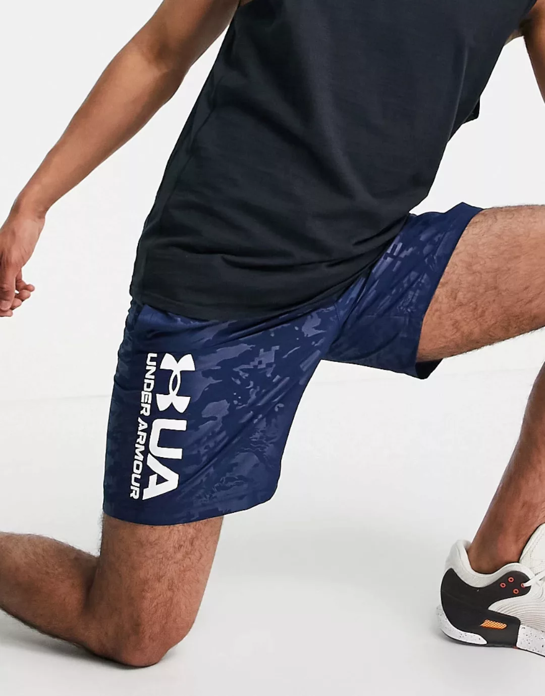 Under Armour Training – Gewebte Shorts mit Logoprägung und marineblauem Mil günstig online kaufen