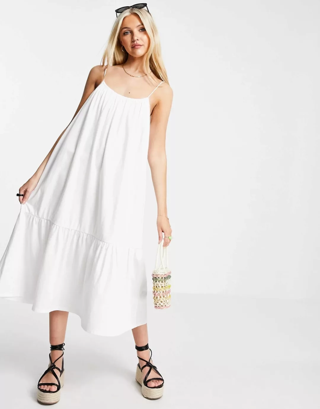 ASOS DESIGN – Midi-Sommerkleid in Weiß mit Trägern und Schößchensaum günstig online kaufen