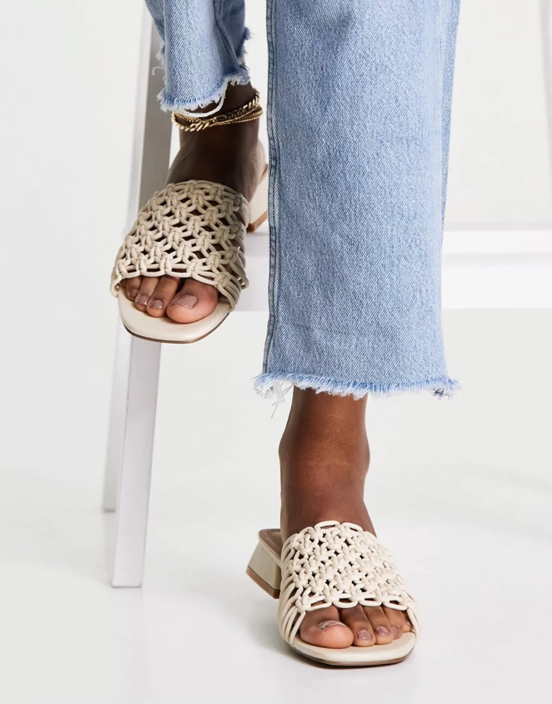 ASOS DESIGN – Flexion – Gewebte Pantoletten-Sandalen in Natur-Neutral günstig online kaufen