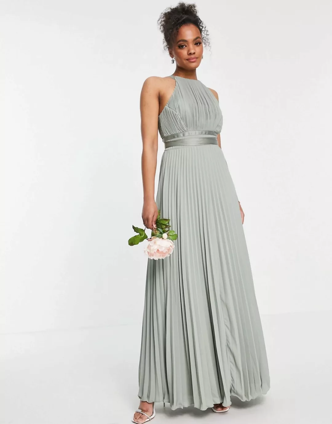 ASOS DESIGN – Bridesmaid – Plissiertes Maxi-Trägerkleid mit Satin-Wickeldet günstig online kaufen