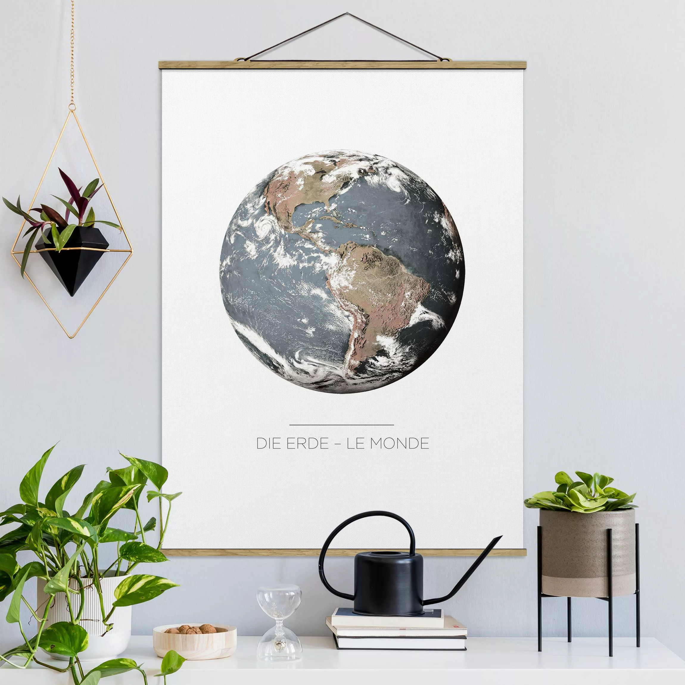 Stoffbild Spruch mit Posterleisten - Hochformat Le Monde - Die Erde günstig online kaufen
