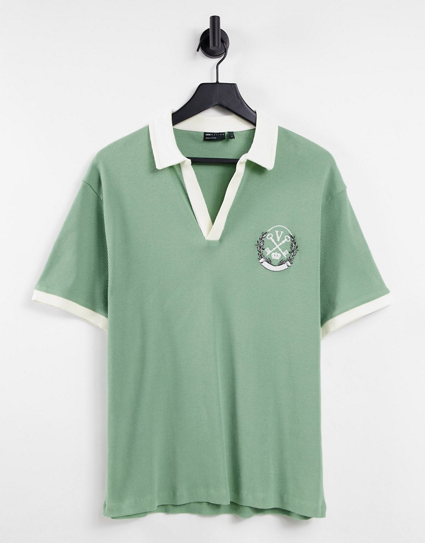 ASOS DESIGN – Locker geschnittenes, geripptes T-Shirt in Grün mit Stickerei günstig online kaufen