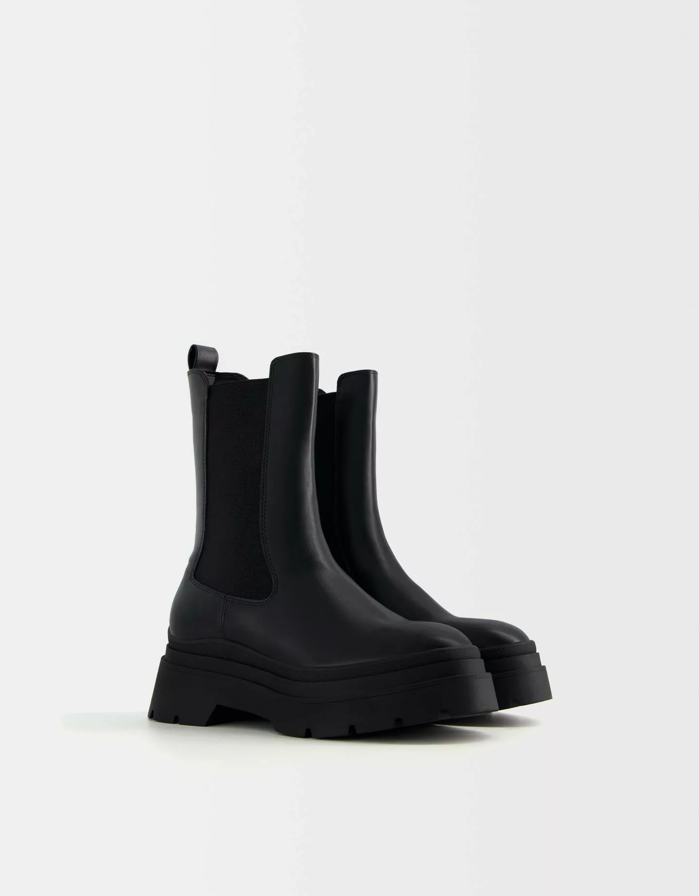 Bershka Flache Stiefeletten Mit Elastischem Einsatz Und Profilsohle Damen 4 günstig online kaufen