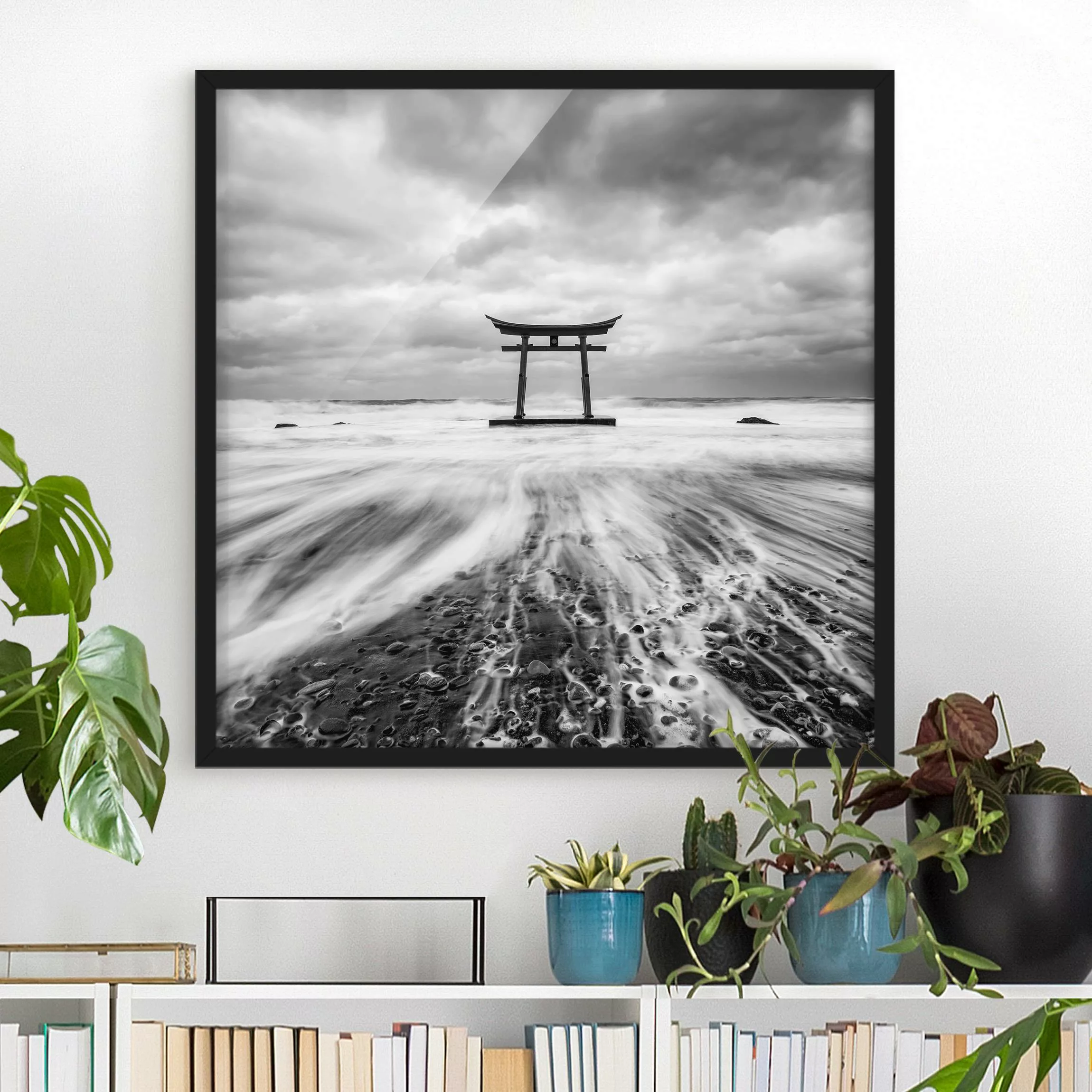 Bild mit Rahmen Japanisches Torii im Meer günstig online kaufen