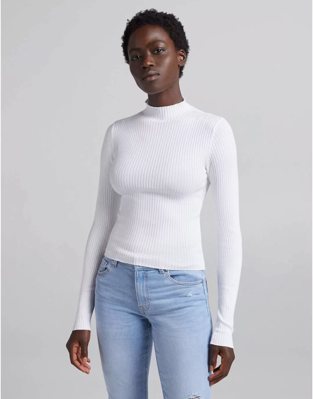 Bershka – Gerippter, hochgeschlossener Pullover in Weiß günstig online kaufen