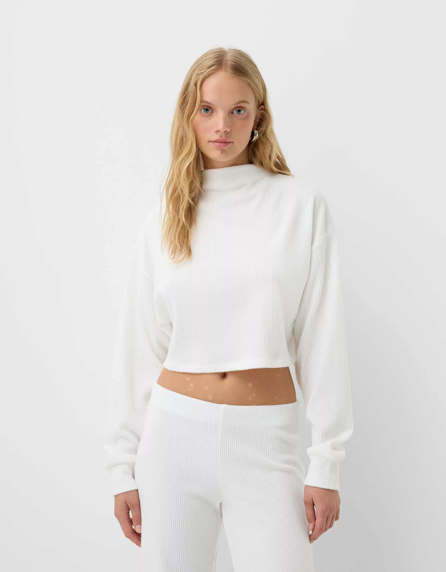 Bershka Soft-Touch-Pullover Mit Stehkragen Und Rippenmuster Damen M Rohweiß günstig online kaufen