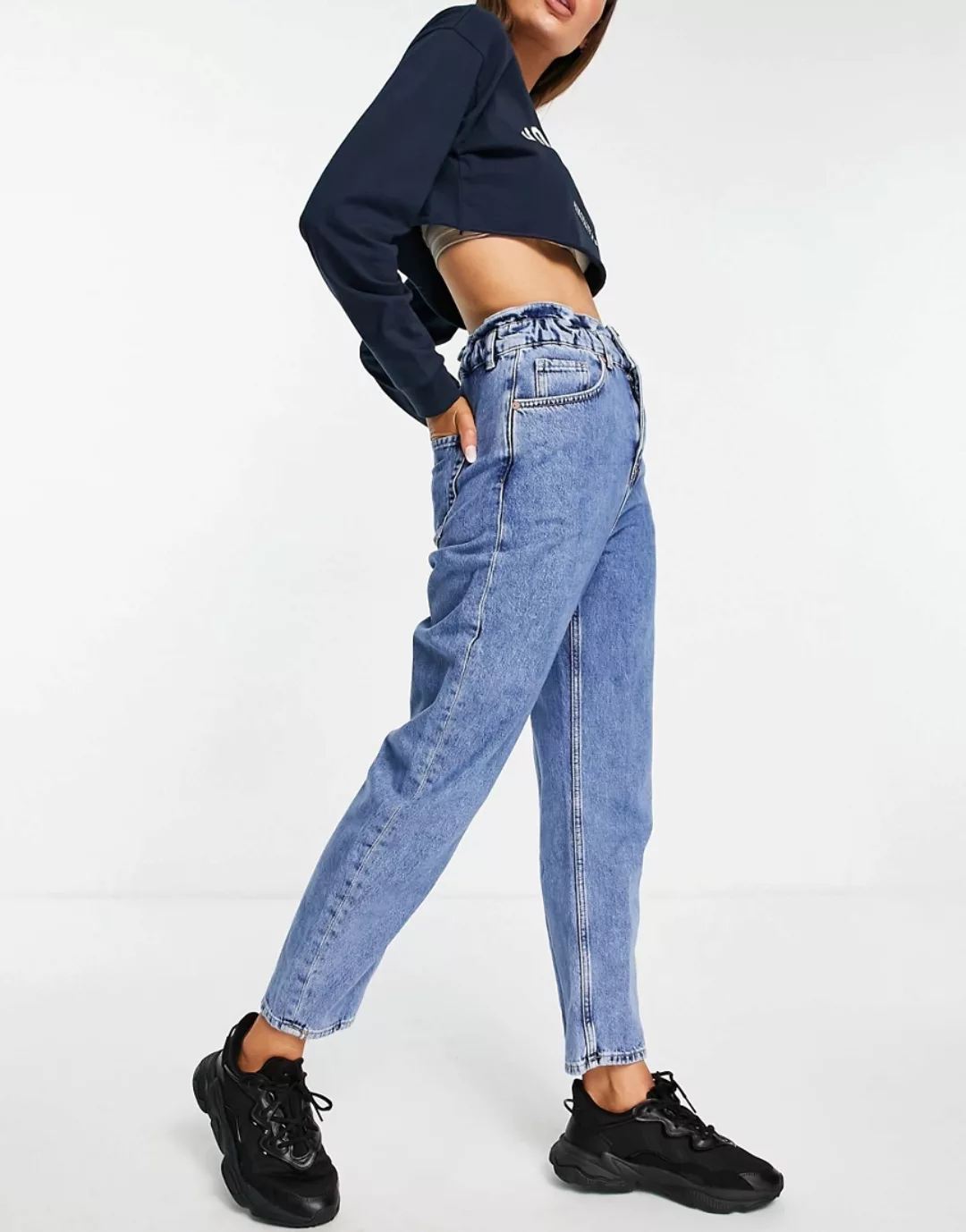 Mango – Mom-Jeans mit elastischem Taillenbund und zwei Knöpfen in Blau günstig online kaufen