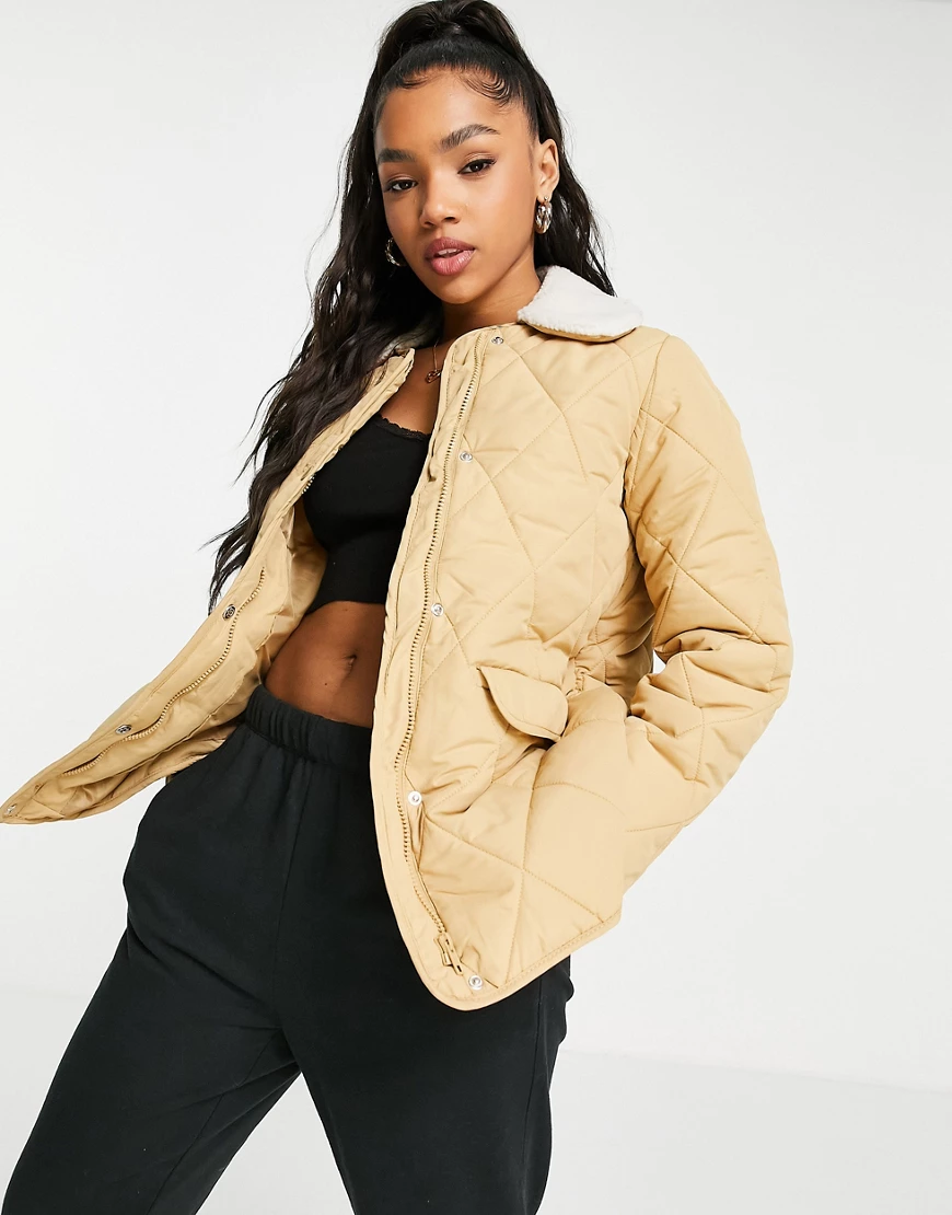 Pieces – Wattierte Steppjacke in Beige mit kontrastierendem Kragen-Neutral günstig online kaufen