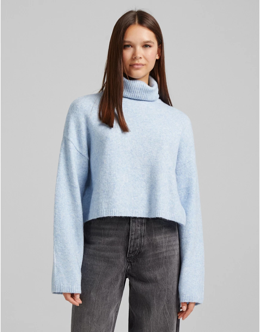 Bershka – Kurzer Pullover in Blau mit Rollkragen günstig online kaufen