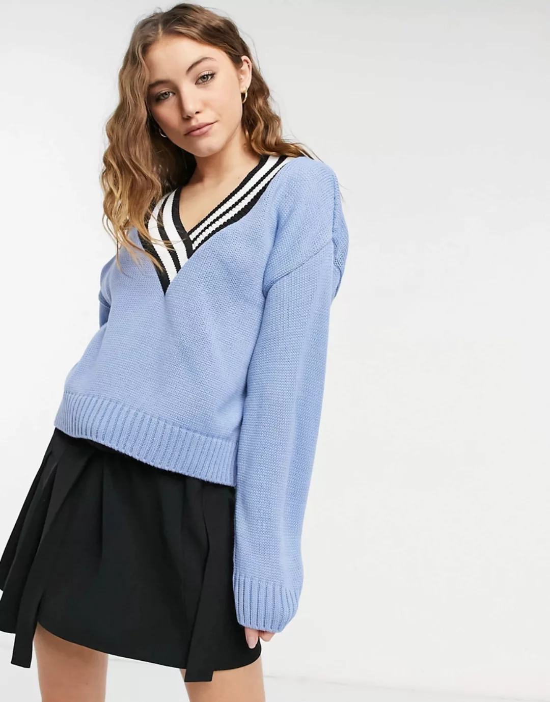 ASOS DESIGN – Pullover mit V-Ausschnitt und Zierstreifen in Blau-Lila günstig online kaufen