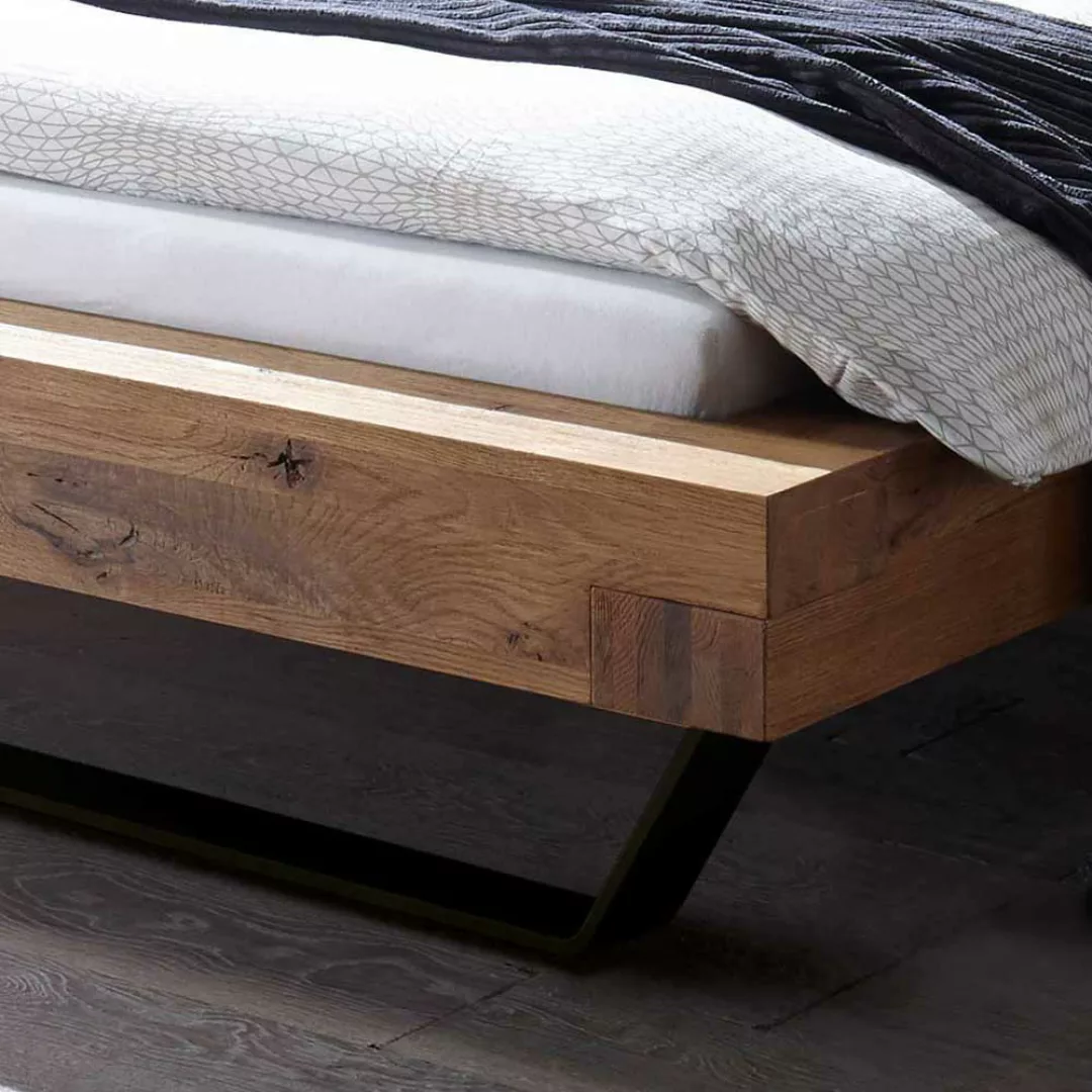 Holzbett aus Wildeiche Massivholz und Metall Nachttischen (dreiteilig) günstig online kaufen