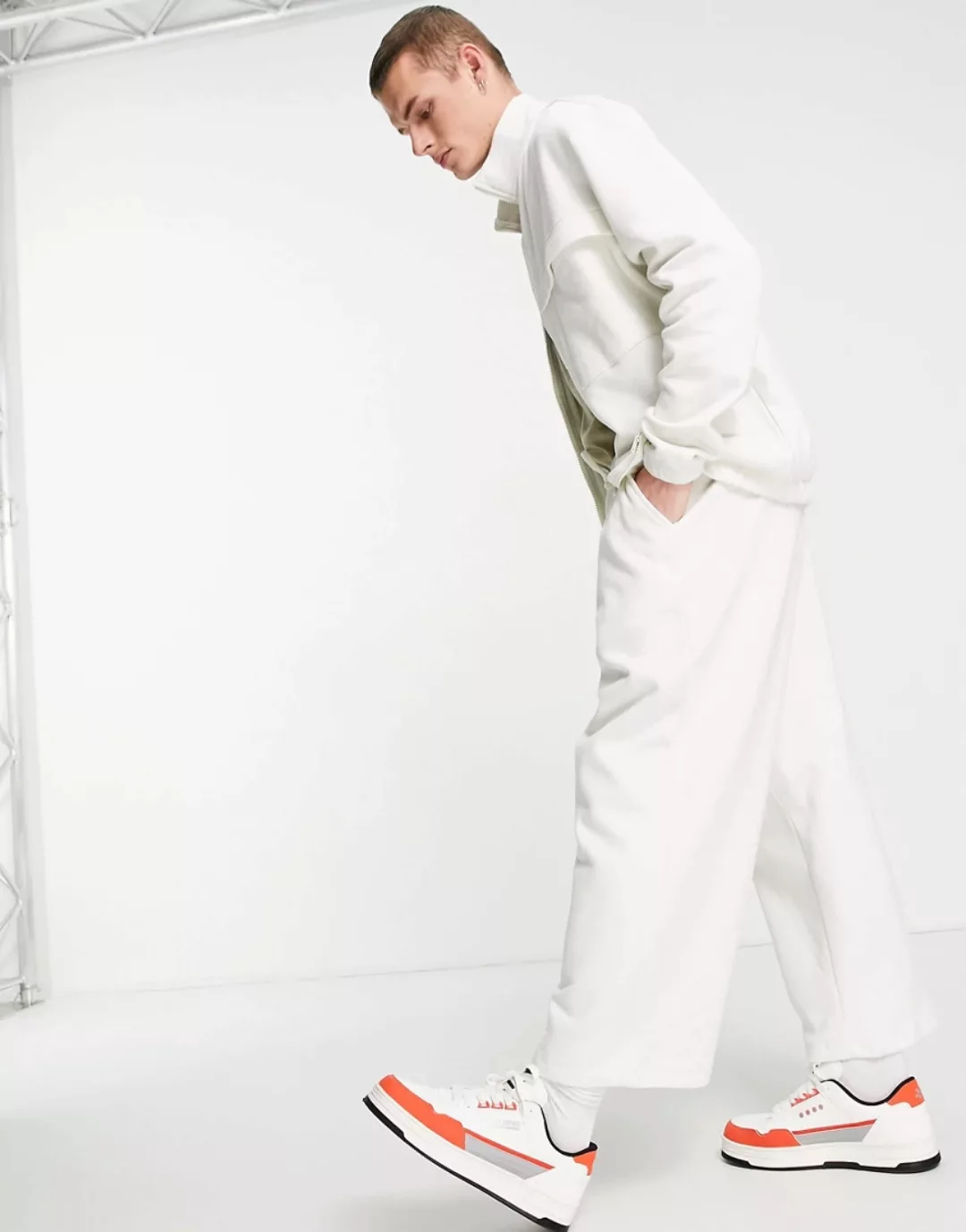ASOS DESIGN – Oversize-Jogginghose mit weitem Bein in gebrochenem Weiß, Kom günstig online kaufen