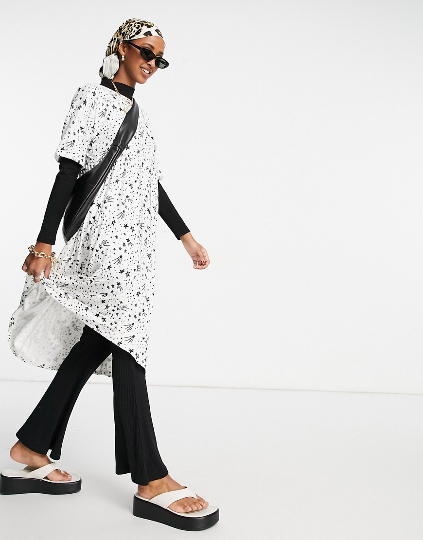 Urban Threads – Midi-Hängerkleid in Weiß mit Multi-Sternenhimmel-Print günstig online kaufen