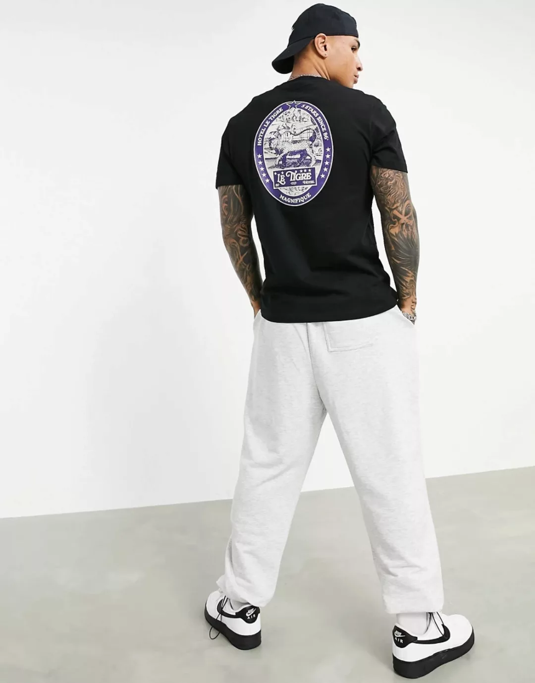 ASOS DESIGN – T-Shirt aus Bio-Baumwolle in Schwarz mit Tigerprint hinten günstig online kaufen