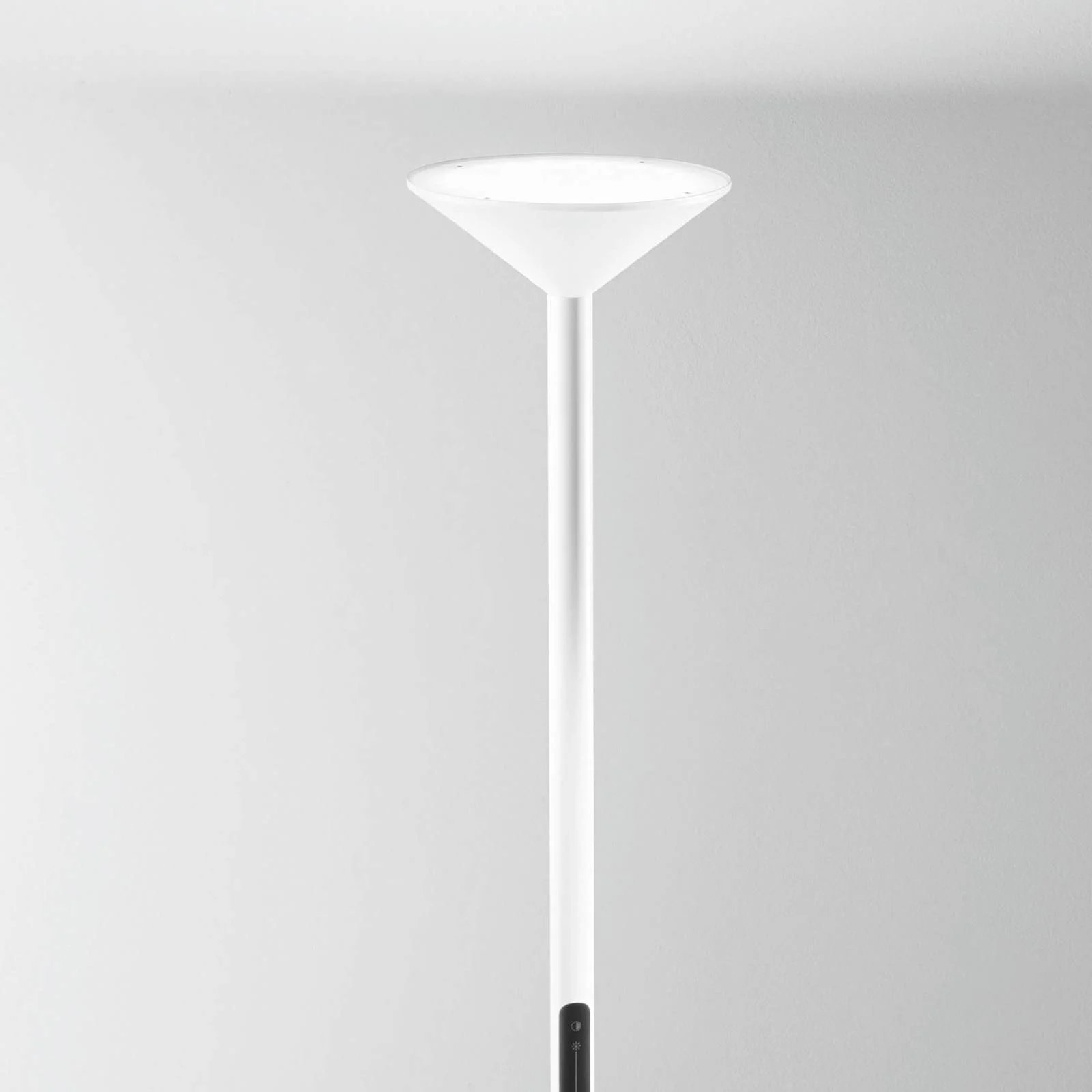 LED-Stehleuchte Tratto, weiß, Metall, CCT, dimmbar günstig online kaufen