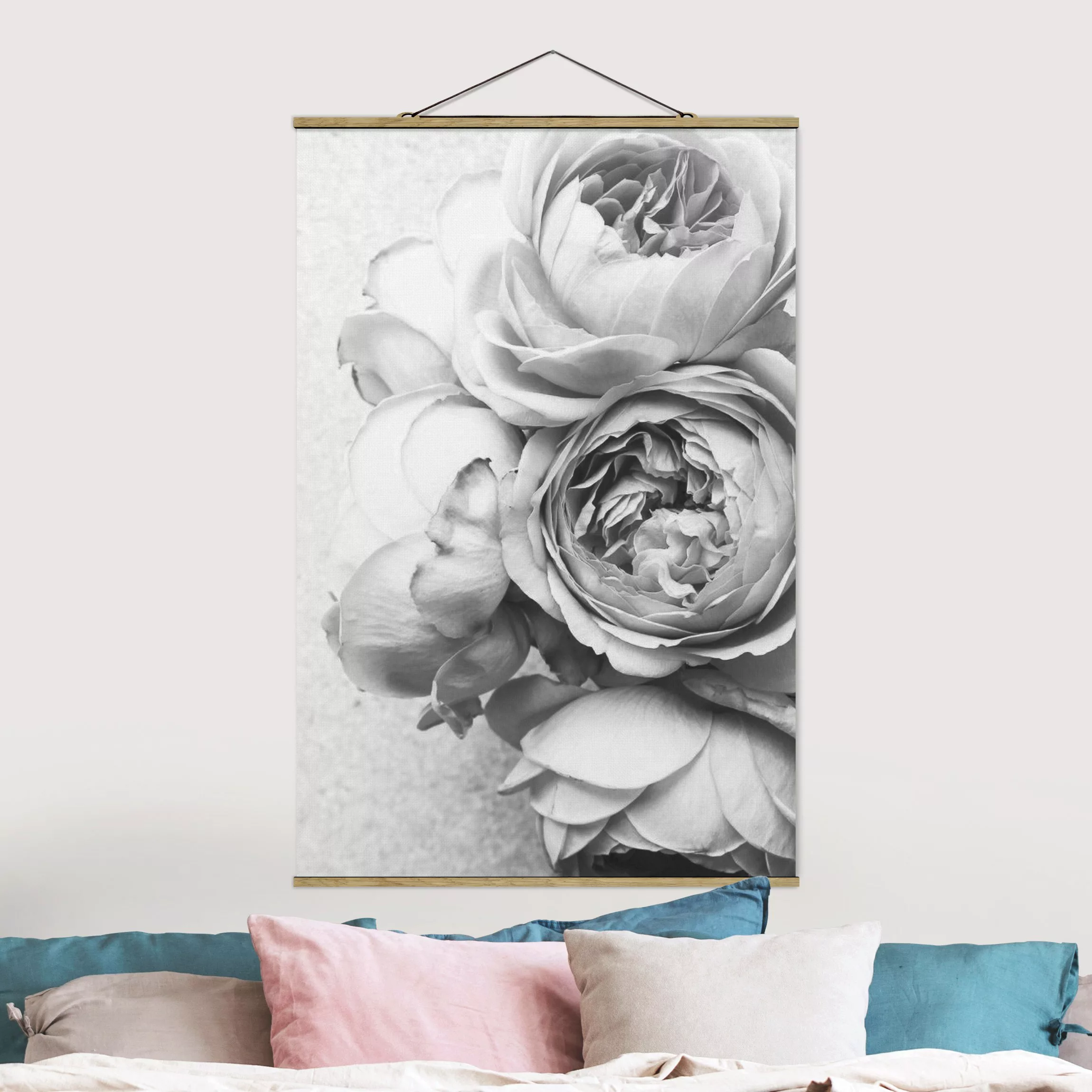 Stoffbild Blumen mit Posterleisten - Hochformat Pfingstrosenblüten Schwarz günstig online kaufen