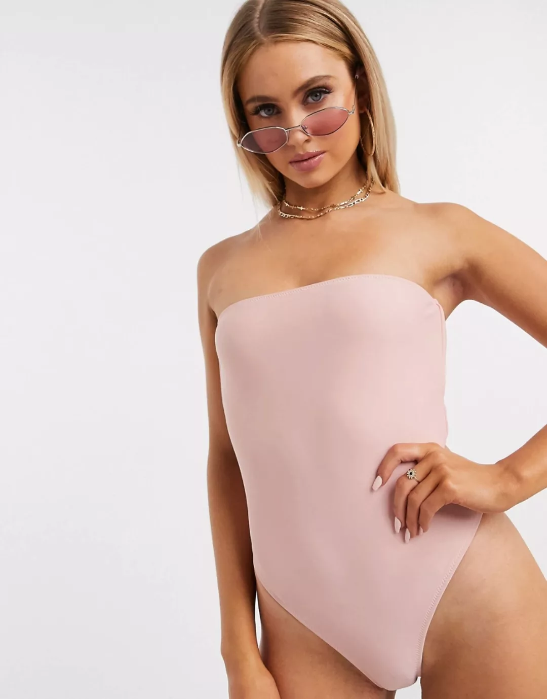 Missguided – Trägerloser Badeanzug mit rückseitiger Schleife in Blush-Rosa günstig online kaufen