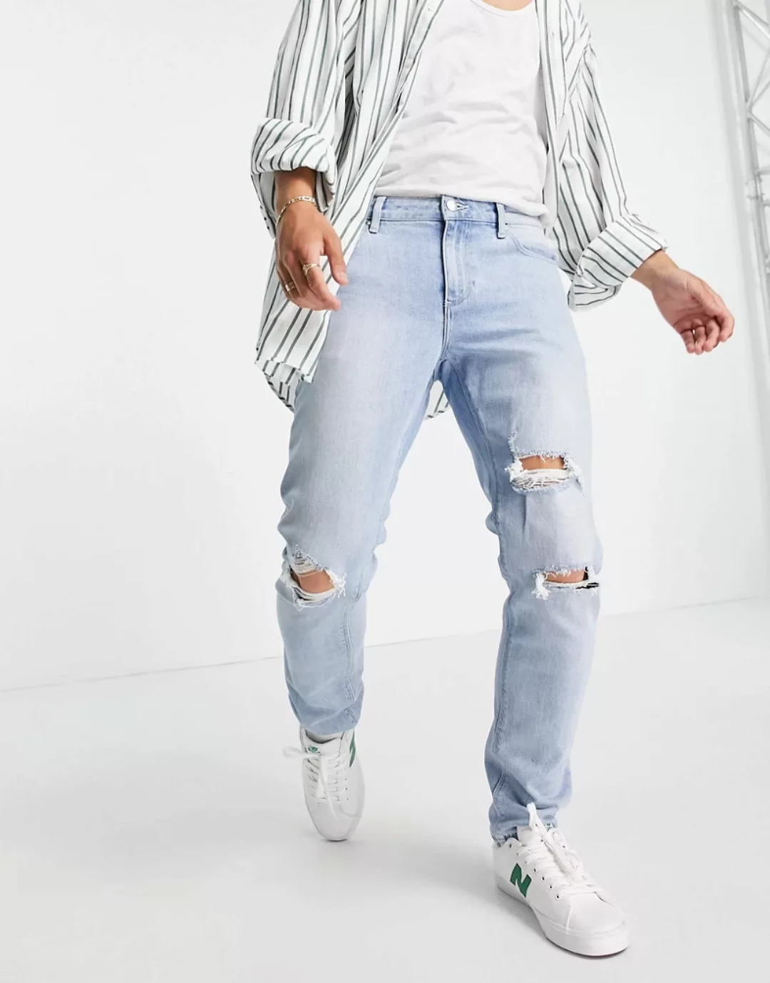 ASOS DESIGN – Schmale Jeans mit Knierissen in verwaschenem Vintage-Hellblau günstig online kaufen