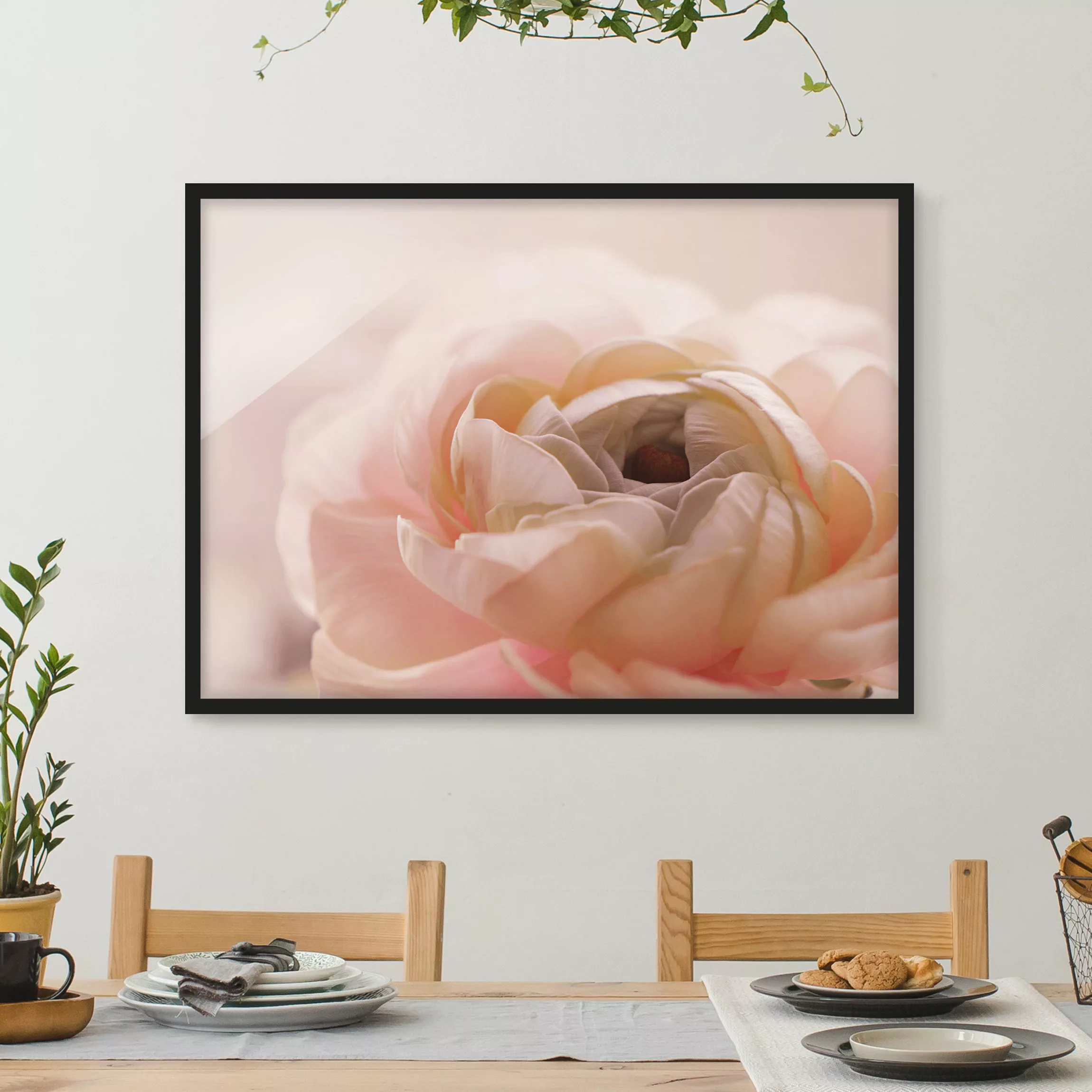 Bild mit Rahmen Rosa Blüte im Fokus günstig online kaufen